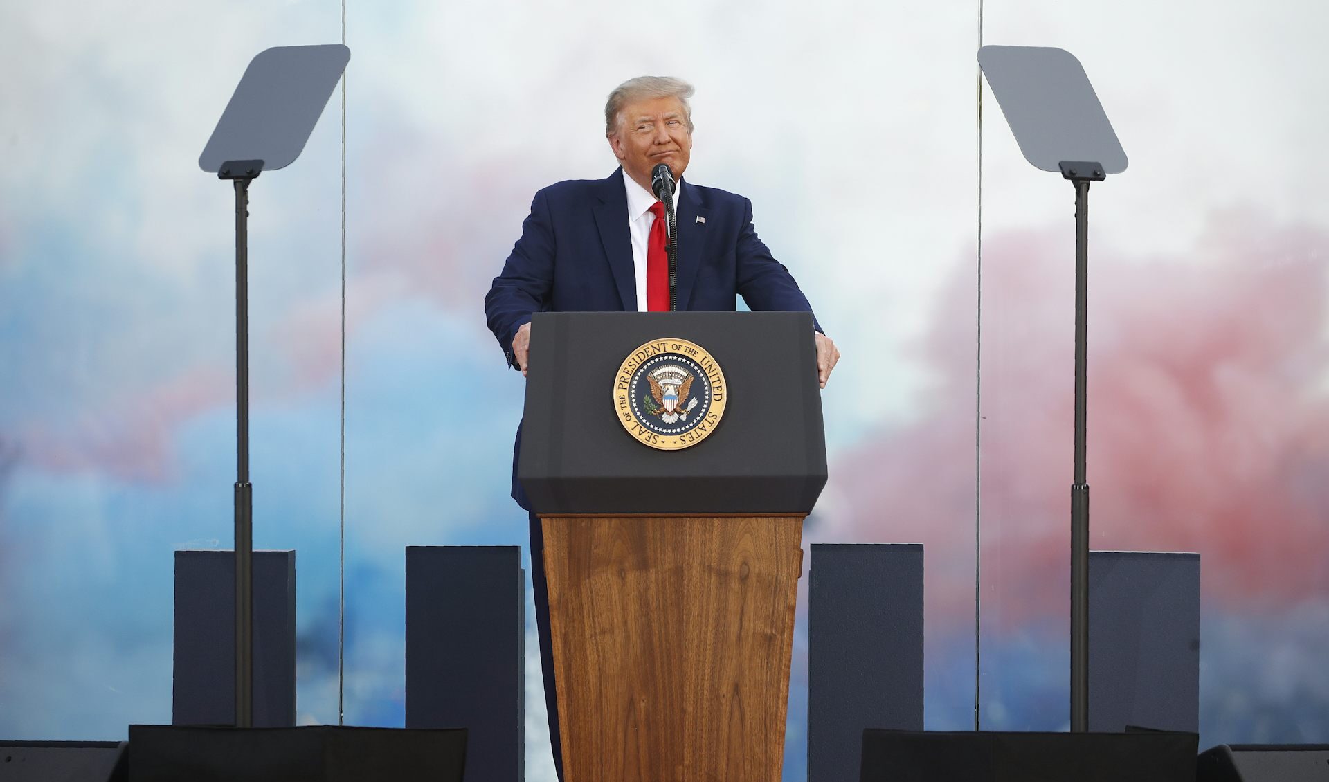 Trump đang cai trị như một ‘vị vua’, theo mô hình Putin. Làm thế nào để ngăn cản ông?